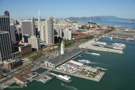 На переднем плане паромный терминал Ferry Building, являющийся по совместительству крытым рынком